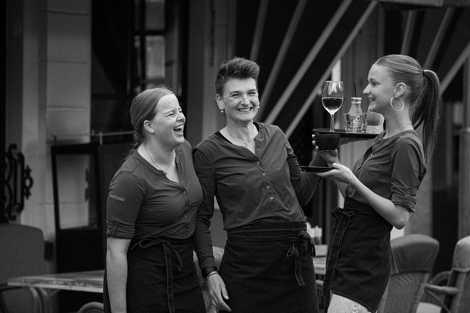 Medewerkers lachen samen tijdens het uitserveren