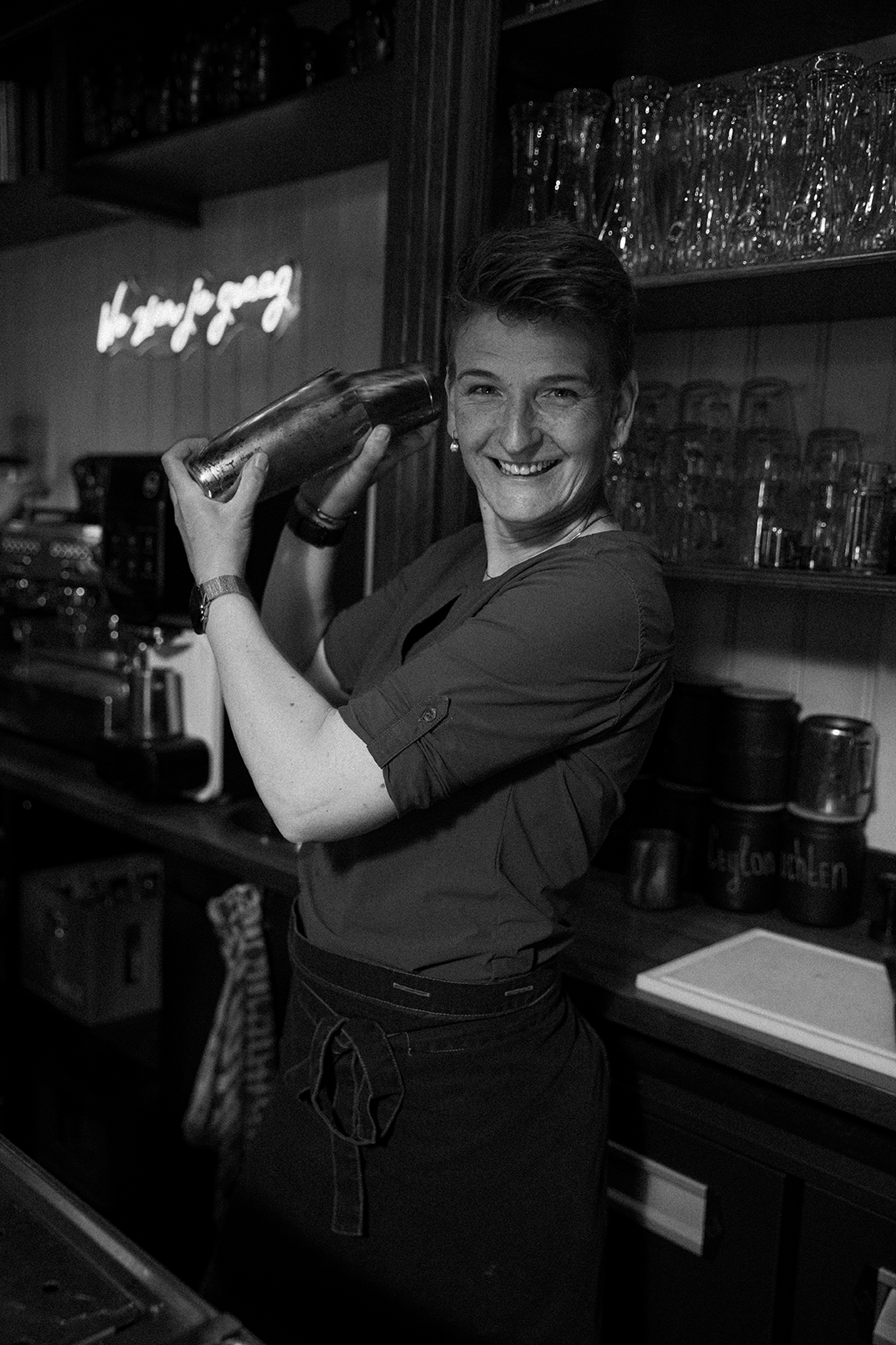 Medewerker schudt een cocktail achter de bar