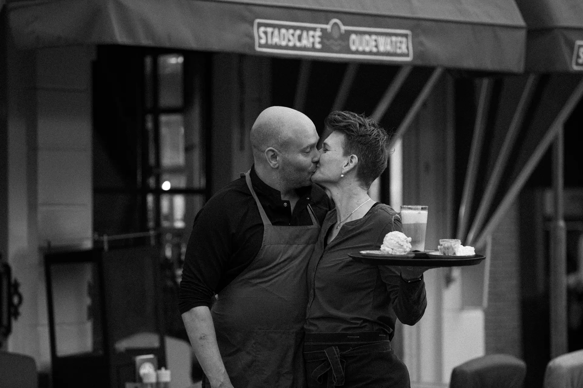 Jasper en Anneke, eigenaren van Stadscafé Oudewater, onder de luifel van het café
