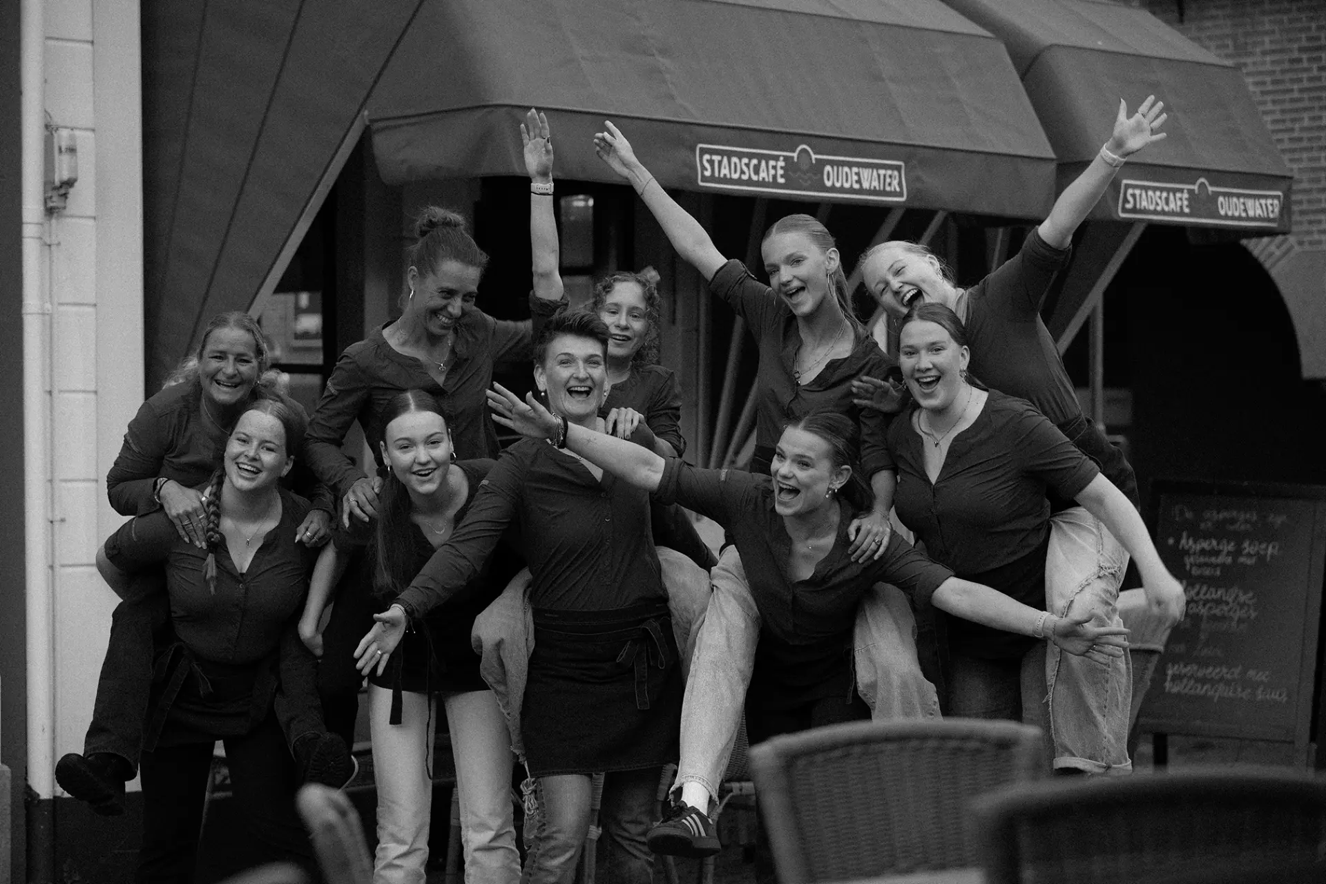 Het team van Stadscafé Oudewater poseert lachend voor de gevel