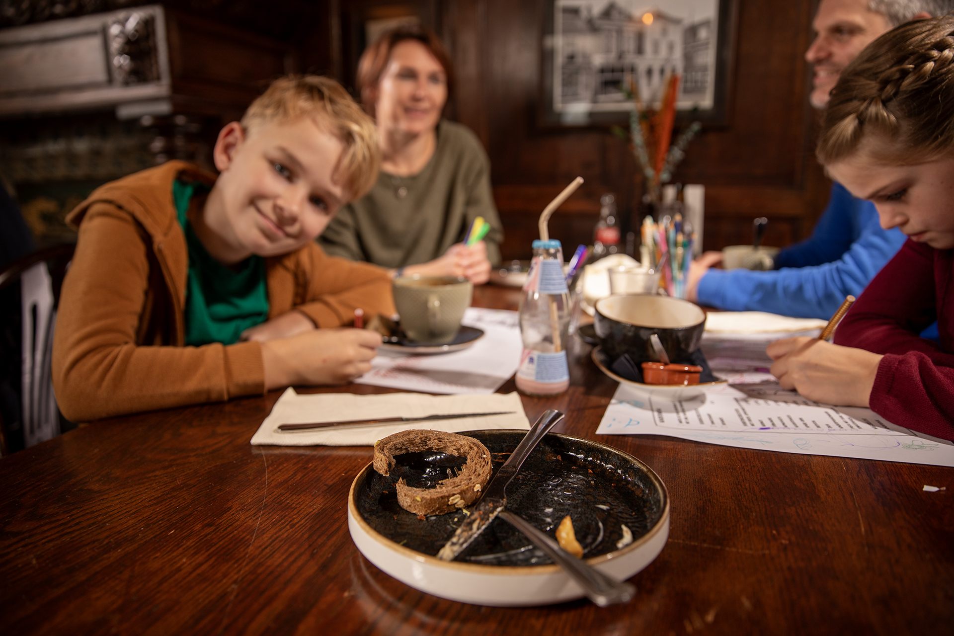 Familie met kinderen aan tafel tijdens de lunch