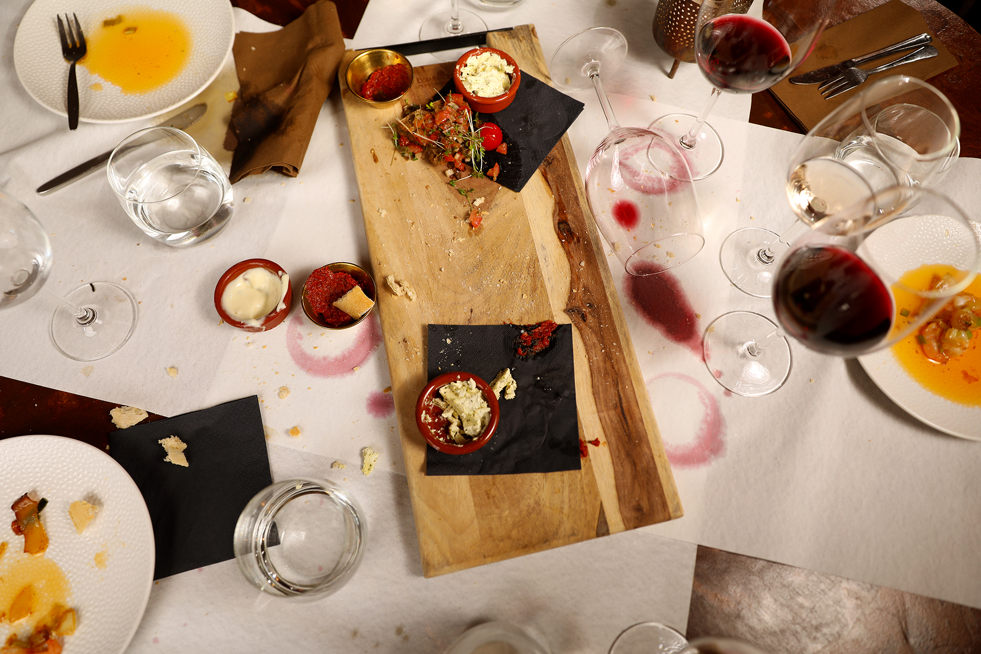 Borrelplank met kaas, worst en brood op tafel